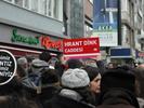 La gente porta un cartello con la scritta "Viale Hrant Dink" e si reca verso la sede del giornale Agos
