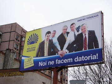 Manifesti elettorali per le legislative anticipate moldave del 28 novembre 2010 (foto di Vlad Sirbu)