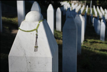 Srebrenica, una stele del Memoriale - foto N.Corritore
