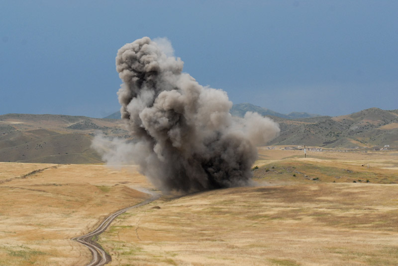 Esplosione controllata di mine e ordingni inesplosi operata da HALO Trust in Nagorno Karabakh (Foto Onnik Krikorian) Esplosione controllata di mine e ordingni inesplosi operata da HALO Trust in Nagorno Karabakh (Foto Onnik Krikorian)