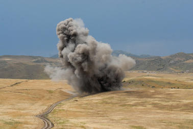 Esplosione controllata di mine e ordingni inesplosi operata da HALO Trust in Nagorno Karabakh (Foto Onnik Krikorian)