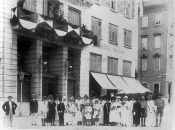 Una foto d'epoca raffigurante la facciata del Narodni Dom, Trieste