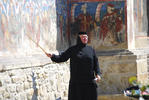 Monastero di Moldovita, una suora spiega le rappresentazioni bibliche degli affreschi ai turisti