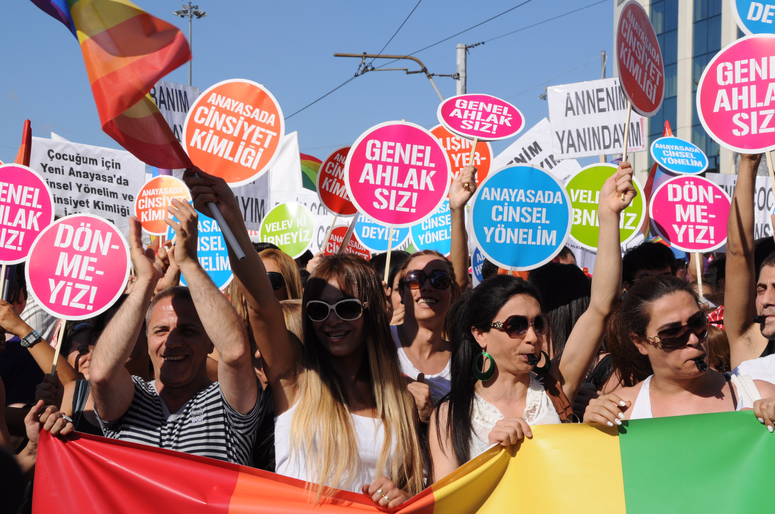 LGBT: the Pride in Istanbul / Galleries / Media - Osservatorio Balcani ...