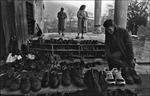 13 Mostar, scarpe fuori dalla moschea 1996 - Mario Boccia