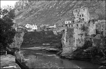 Mostar, vista da lontano passerella di corde 1994 © foto Mario Boccia