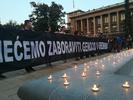 Lo striscione recita "Mai dimenticheremo il genocidio di Srebrenica"