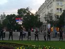 Oltre il cordone dei poliziotti, si è tenuta una sparuta contromanifestazione con cartelli "Stop anti Serb hate propaganda"