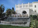 Una fontana vicino a un teatro sul lungomare di Sukhumi