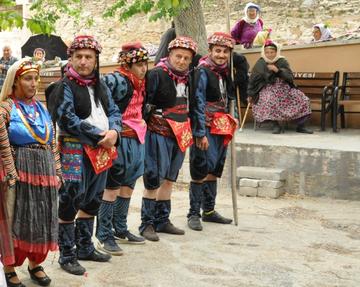 Danzatori di Zeibek in costume tradizionale