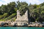 Avvicinandosi a Sedir Adasi, l'Isola dei Cedri. Resti di una torre dell'antica fortificazione che la proteggeva