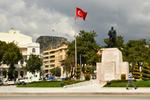 La piazza centrale di Mugla, con il monumento ad Atatürk