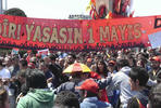 I lavoratori ballano l'halay sotto uno striscione con scritto "viva il primo maggio"