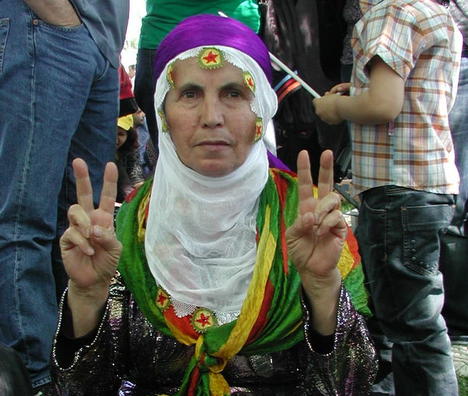 Nella foto, donna curda alla manifestazione del Primo maggio in piazza Taksim, a Istanbul - foto di Alberto Tetta
