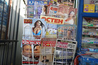 Settimanali e stampa popolare in un'edicola a Skopje (CharlesFred /Flickr)