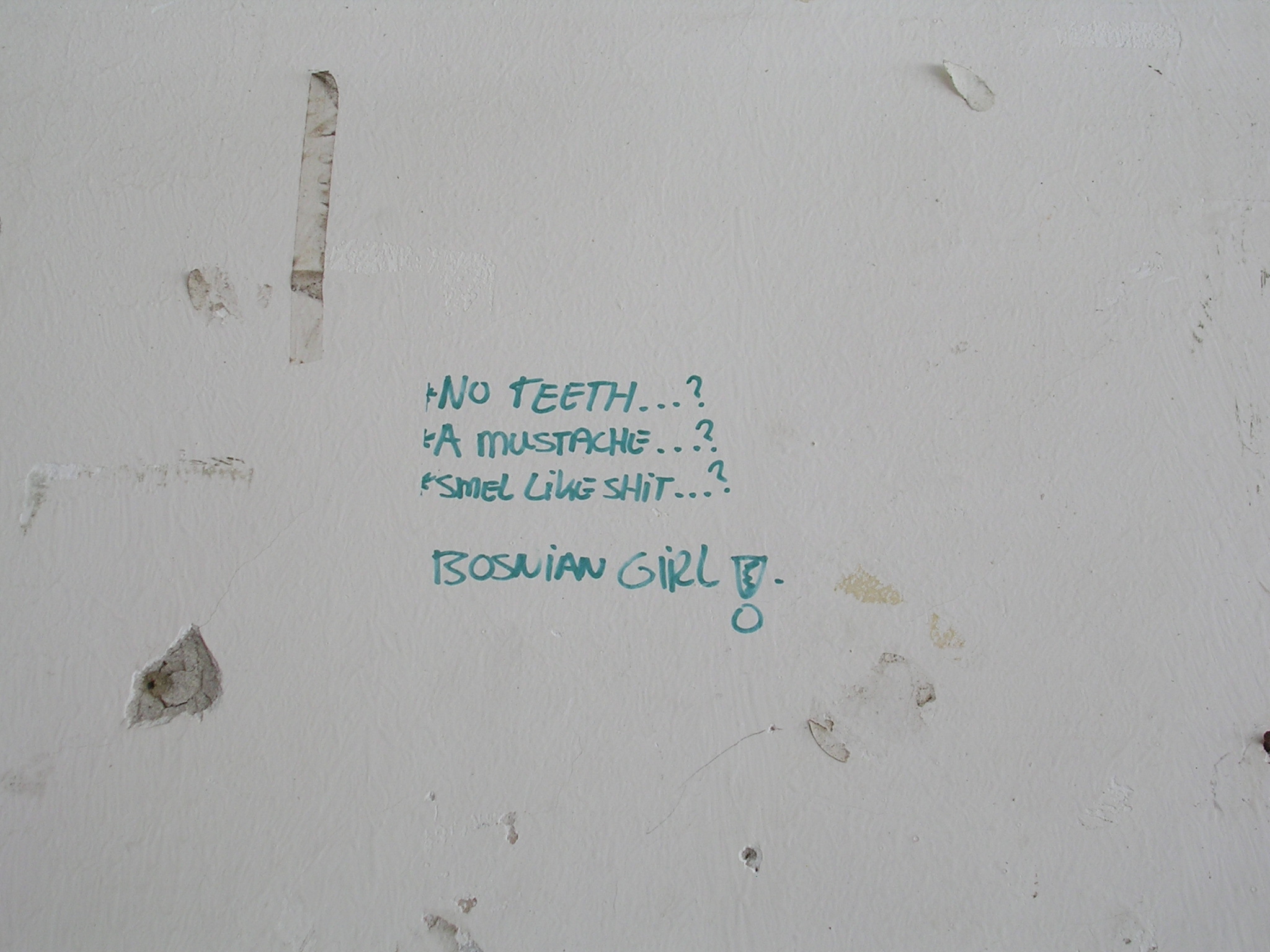 La nota scritta che appare sui muri interni della fabbrica di accumulatori a Potočari dove era di stanza il Dutchbat. Questa scritta è stata poi ripresa dall'artista Šejla Kamerić in una sua celebre foto in bianco e nero dove compare a mezzobusto con la scritta in sovraipressione (Foto L. Zanoni)