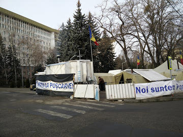 Tende dei manifestanti davanti al parlamento (foto P. Bergamaschi)