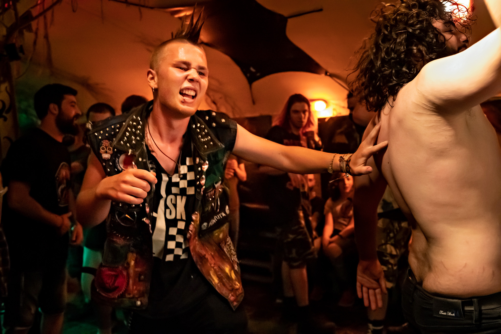 Crreator (© O. J. Krikorian) Un giovane punk nel mosh pit per un concerto metal e punk al Creator Bar di Tbilisi. Fra i luoghi principali per questi generi musicali nella capitale georgiana, il bar è stato costretto a chiudere l'anno scorso dopo la prematura scomparsa del comproprietario Mako Vekua.