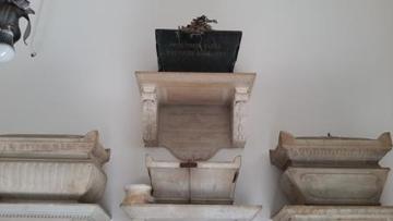 L’urna dove vengono custodite le ceneri di Dora d’Istria, un omaggio dell’Istituto dei sordomuti di Firenze