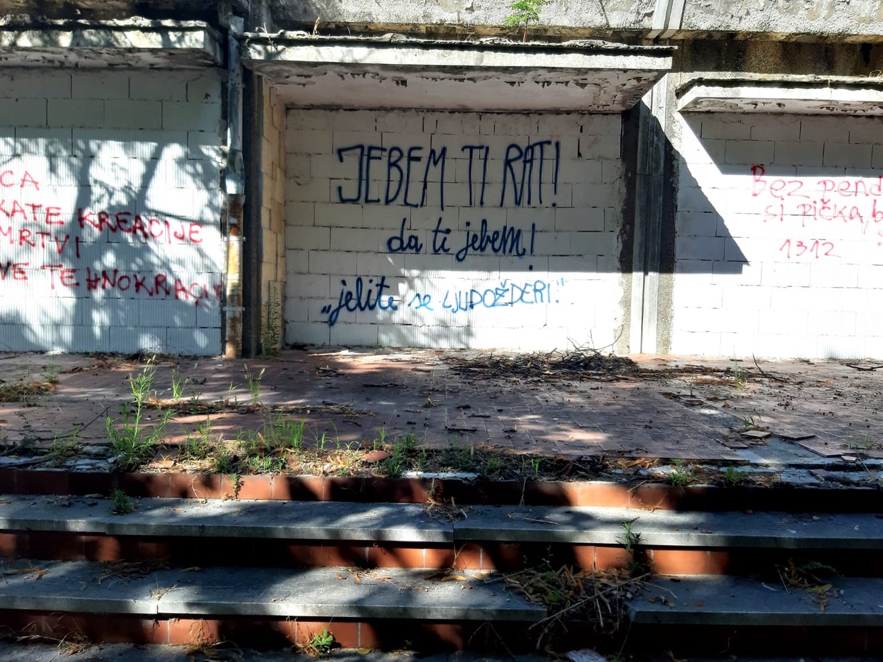 Fanculo la guerra scritto sui muri di Benkovac  (foto N. Kožul)
