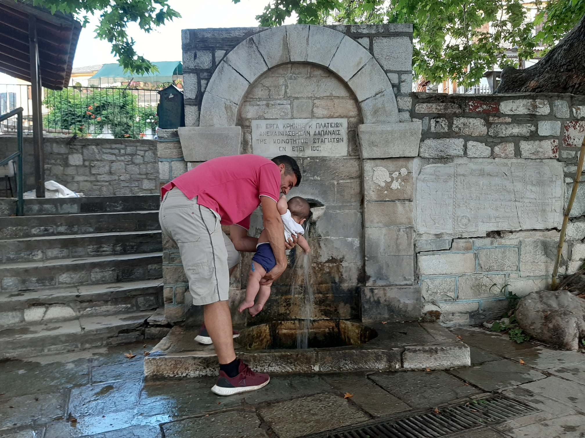 Le fontane pubbliche dove gli abitanti prendono l'acqua, le uniche rimaste collegate alla sorgente del villaggio