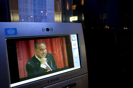 L'immagine di Heydar Aliyev nello schermo dell'E-Kiosk, Baku