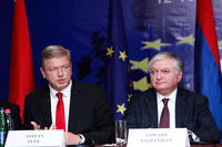 Il commissario UE Štefan Füle con il ministro degli Esteri Nalbandyan (PanARMENIAN Photo_ Tigran Mehrabyan)