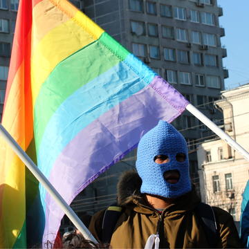 Manifestando a favore dei diritti LGBT... a volto coperto. Mosca 2012. Foto di Giorgio Comai