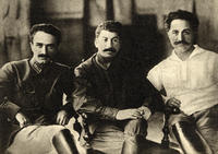 Mikoyan con Stalin e Ordzhonikidze (1925, Wikipedia)
