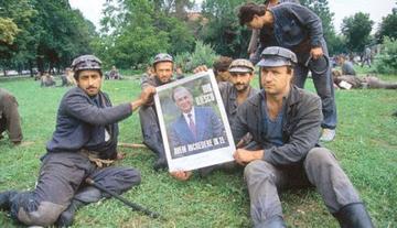 Minatori a Bucarest nel 1990 con un poster raffigurante Ion Iliescu