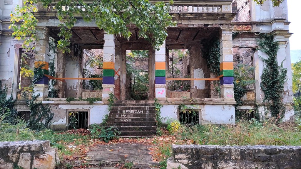 Palazzo in rovina a Mostar Ovest. Foto di Mariangela Pizziolo