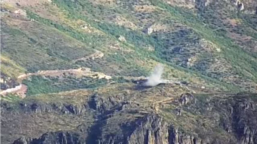 Lo screenshot di un video reso pubblico dal ministero della Difesa dell'Armenia che mostrerebbe il bombardamento di una postazione militare dell'Azerbaijan