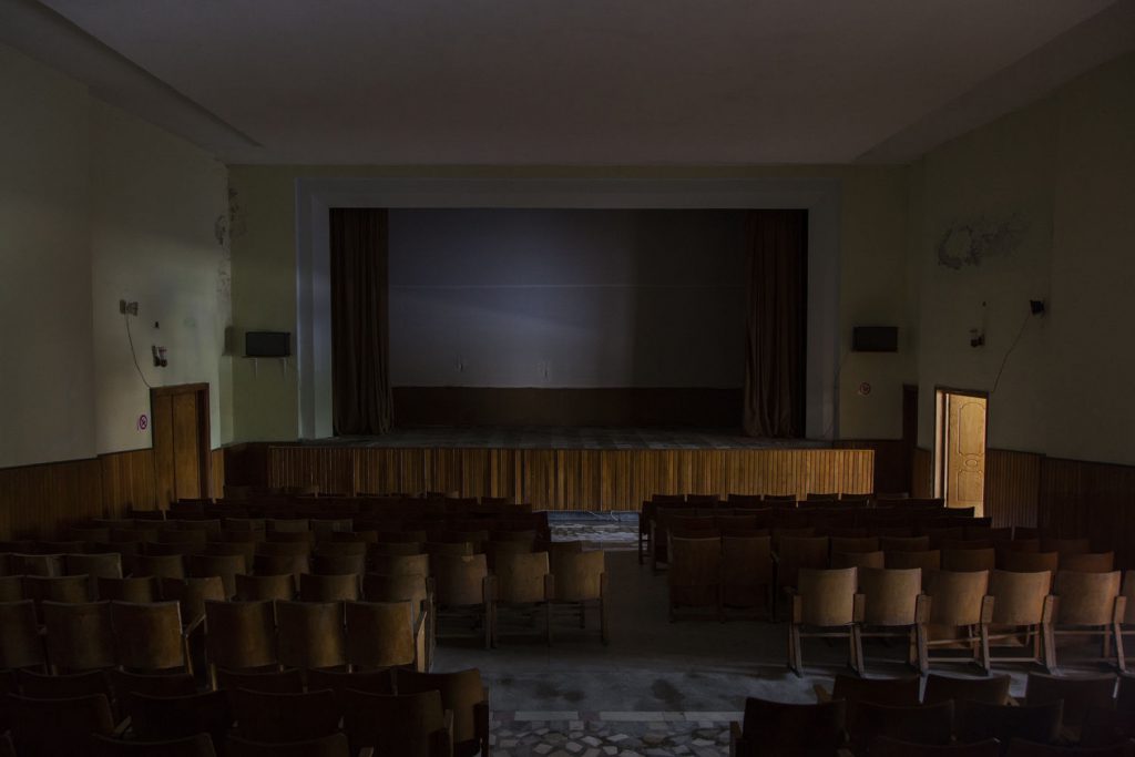 Sala cinematografica a Përmet, foto di Camilla de Maffei