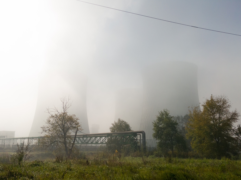 Nebbia da inquinamento alla centrale di Tuzla (BiH) © Makic Slobodan/Shutterstock