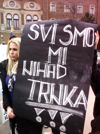 Un manifesto di solidarietà con uno dei dimostranti accusati di terrorismo (Foto  #plenumsa - plenum sarajevo, Flickr)