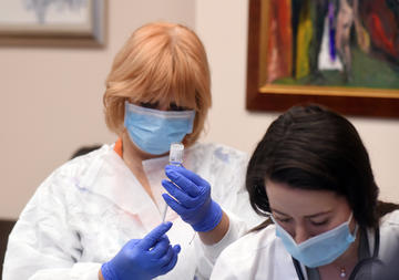 Sofia, Bulgaria - un medico prepara il vaccino (Circlephoto/Shutterstock)