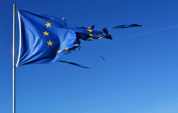 Bandiera europea consumata, DNetromphotos Shutterstock.jpg