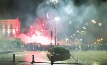 Tbilisi, screenshot video delle proteste di stanotte.jpg