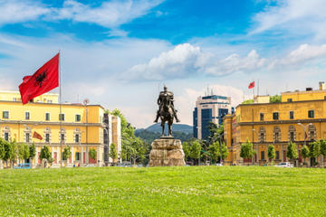 Tirana, piazza Skanderbeg - SF Shutterstock.jpg