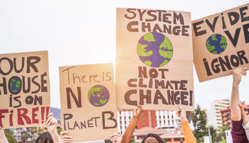 Manifestazioni contro il cambiamento climatico foto DisobeyArt Shutterstock Manifestazioni contro il cambiamento climatico foto DisobeyArt Shutterstock