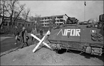 1996_Sarajevo sminamento blindato IFOR - © Mario Boccia.jpg