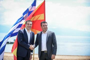 Tsipras e Zaev alla firma degli accordi di Prespa (Wikimedia commons) Tsipras e Zaev alla firma degli accordi di Prespa (Wikimedia commons)