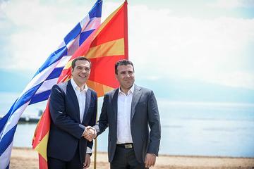 Tsipras e Zaev alla firma degli accordi di Prespa (Wikimedia commons)