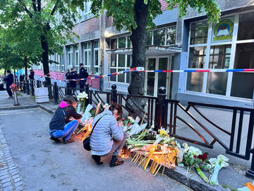 Fiori davanti alla scuola Vladislav Ribnikar, Belgrado - M. Moratti