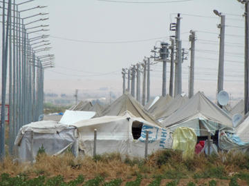 Il campo di Akçakale - foto di Dimitri Bettoni (OBC).jpg Il campo di Akçakale - foto di Dimitri Bettoni (OBC).jpg