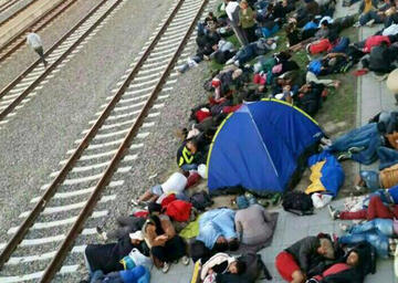 Profughi alla stazione di Tovarnik, Croazia.jpg