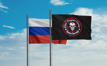 Bandiere Federazione Russa e gruppo Wagner © iunewind Shutterstock