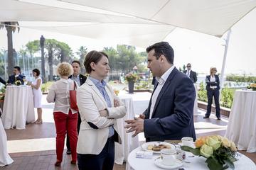 Ana Brnabić con Zoran Zaev - Wikimedia commons