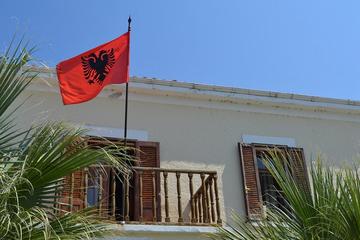 Albania, bandiera sul balcone - foto di Klesta Flickr.com