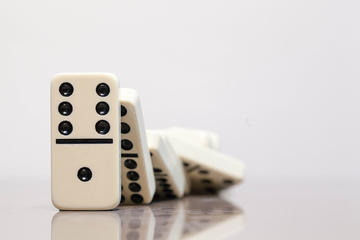 Effetto domino, foto di Bro Jeffrey Ploquinto - Flickr.com.jpg